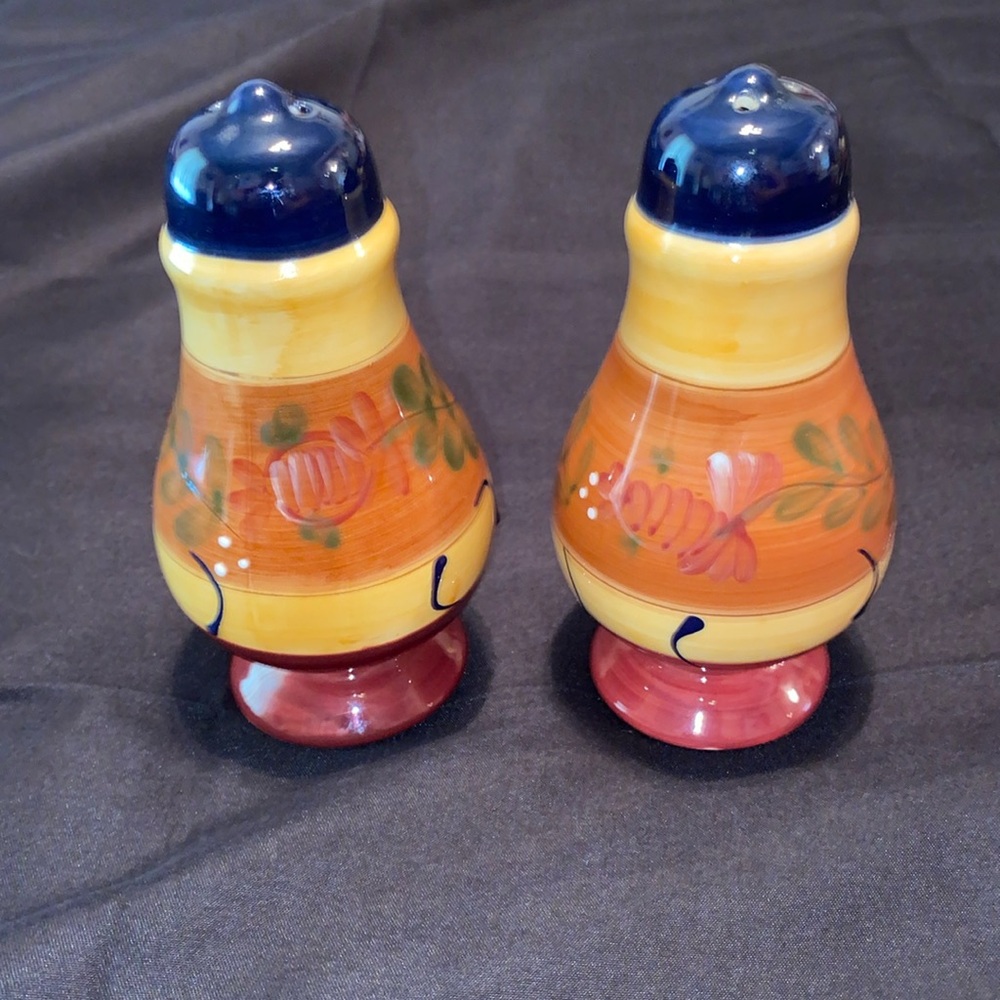 Romance Ambiance collection Nanette Vacher floral salt and pepper shaker set